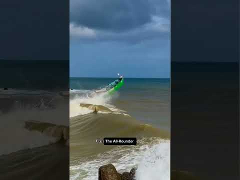 கடல் அலைகளை கிழித்து செல்லும் சிறிய படகு A Small Fishing Boat Cutting Through the Sea Waves