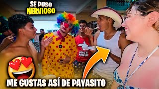 Emeli se le declaró al Chele así vestido de payasito. El Chele dice que trabajo de payaso