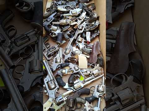 В нашу оружейную мастерскую в Праге приехала куча старой Америки. Все без документов - антиквариат.