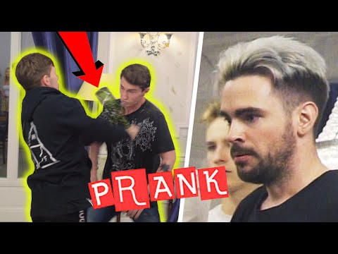 ROZBIŁ MI BUTELKĘ NA GŁOWIE PRANK!
