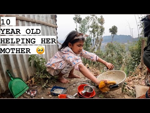 She’s Only 10 Years Old But Still Helping Her Mother 🥹