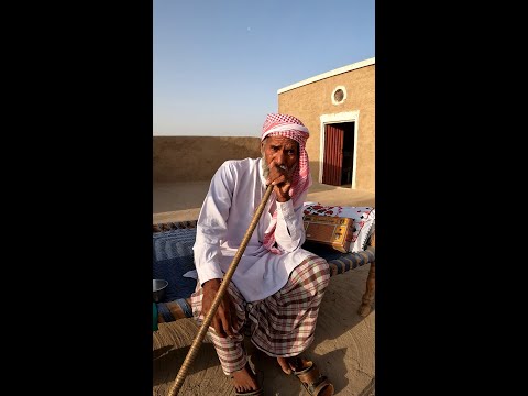 رجل عجوز يدخن الشيشة An old man is smoking hookah