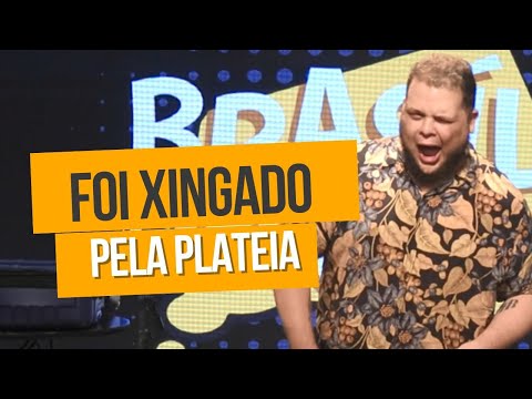 COMEDIANTE BRIGANDO COM A PLATEIA - VICTOR AHMAR