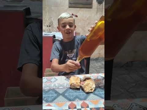 Pedro gosta de pão com mel ! #shortsyoutube