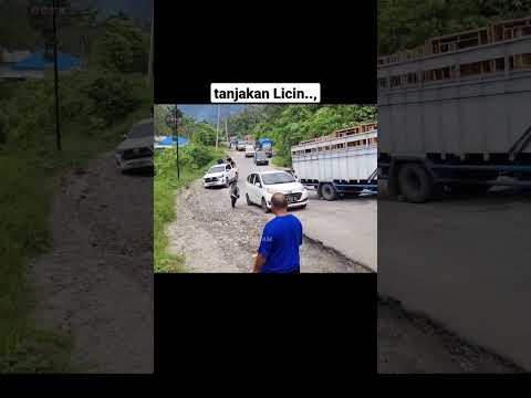 Mobil gagal nanjak dan penumpang turun