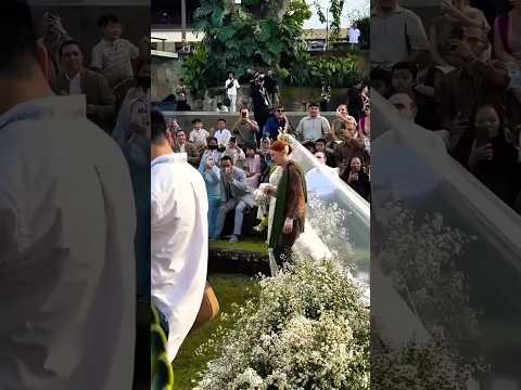 Sang Ibu mengantarkan anaknya menuju calon pengantin pria