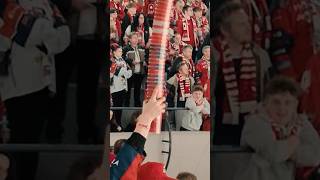 Sbíral kelímky a pomohl dětem. Parádní gesto fanouška Dynama Pardubice