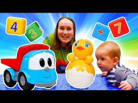 Spielzeug Video für Kinder mit Leo dem Lastwagen. Stehaufmännchen und Bauklötze. Spielen mit Leo