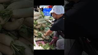 Why Are So Many Radishes Shredded? Chinese Radish Cake Making in Taiwan