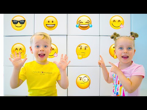 Alex y Gaby juegan con sorpresas gigantes para niños
