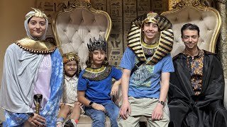 لبسوا كذا لما راحوا للعالم الغريب