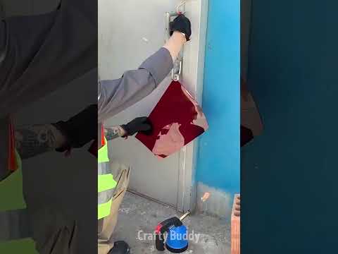 يصطدم بالسيارة ثم يحاول إصلاحها قبل وصول المالك 🤯