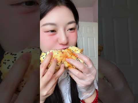 芝士汉堡火鸡面～ #夜宵 #深夜放毒 #抖音商城 #mukbang #麻辣烫 #food #麻辣烫 #美食分享日常 #delicious  #美食 #eating #美食 #foodie #eat