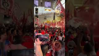 Rojo a todas partes yo siempre te sigo..👹🇦🇹