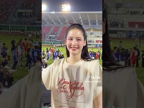 โบว์ เมลดา : เมื่อคนหล่อ ขอเดินผ่าน😂 (งานบอล 55 ปี ช่อง 3)