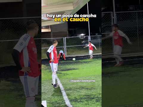 Hay un poco de cancha en el caucho 😅#futbol #futboldebarrio #soccer #blooper #talacha