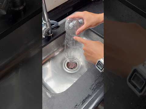 Pon una botella de agua boca abajo en el desagüe del fregadero. ¡Es increible!😱#limpieza #dicas