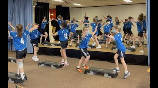 Step-Aerobic mit der Sportklasse