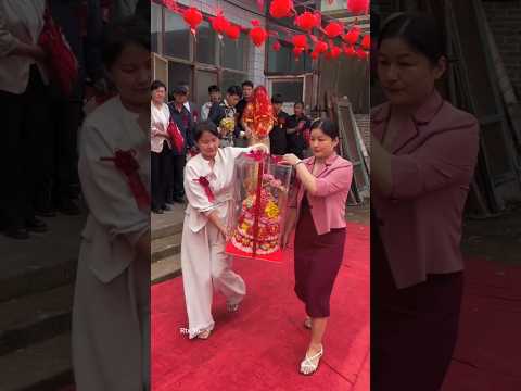 🥰दुल्हन की दोनों बहन चार तल्ले वाले केक को लेकर आगे आगे जाती है🤤 short video#facts#new#vrial 🫰