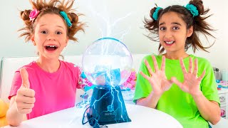 ¡Nastya y su amiga descubren la electricidad! ¿Qué pasará si tocamos la esfera mágica?