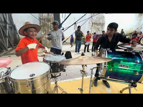 Mira como disfrutan tocar la banda estos niños #musica #banda