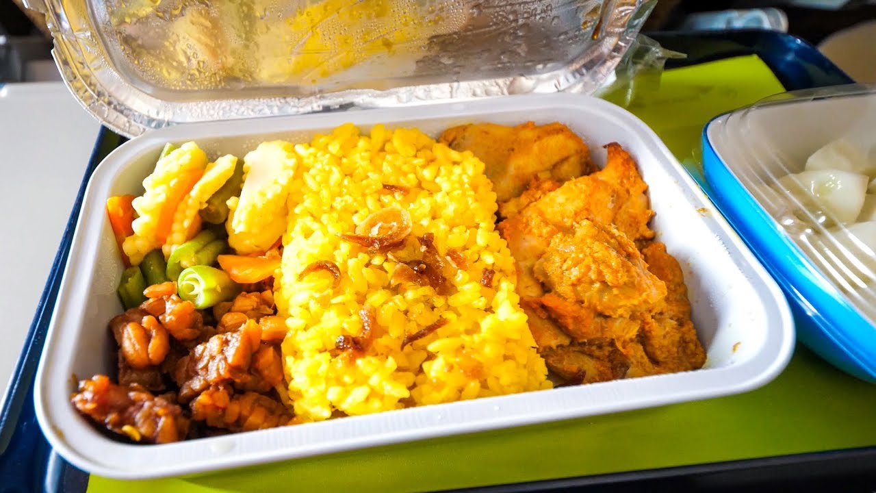 Garuda Indonesia Airline FOOD REVIEW - Flying from Lombok to Jakarta to Bangkok - Mark Abroad