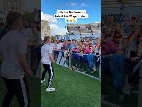 Nachwuchs Talent für 🇩🇪 gefunden! ⚽️💪😂 #shorts #jannikfreestyle