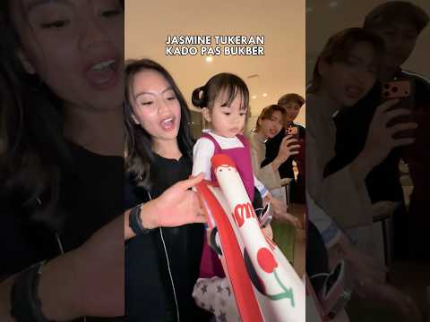 Jasmine ikutan tuker kado pas bukber #tomikeke