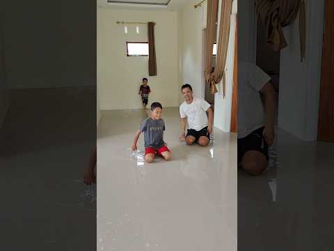 Bersihin lantai rumah bareng apah dan adik #shorts #family #viralvideo