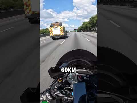 L'ambulanza dice al motociclista di non sorpassare!