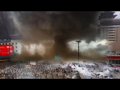 Shocking footage! A powerful tornado sweeps away everything in its path in China!