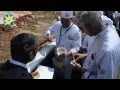 بالفيديو: مسئول لجنة تحكيم جينيس يتعلم طريقة أكل الفول بالبصل 
