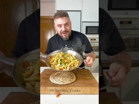 Pasta salteada con verduras y pollo. Rápido y versátil