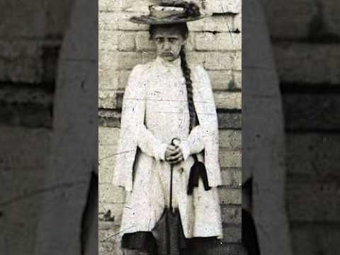 El misterio de la niña que nunca sonríe…