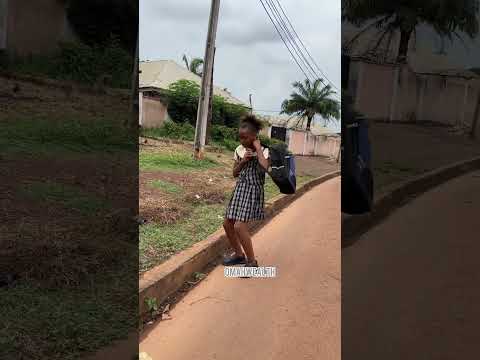 This lady gave her money to a little girl she doesn’t know #youtubeshorts #viralvideo