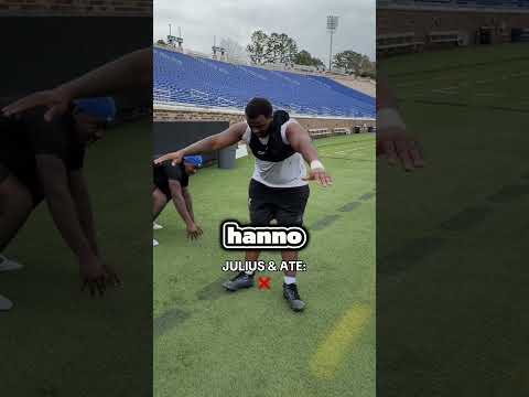 Dovevano sedersi senza piegare le ginocchia🤯 #shorts