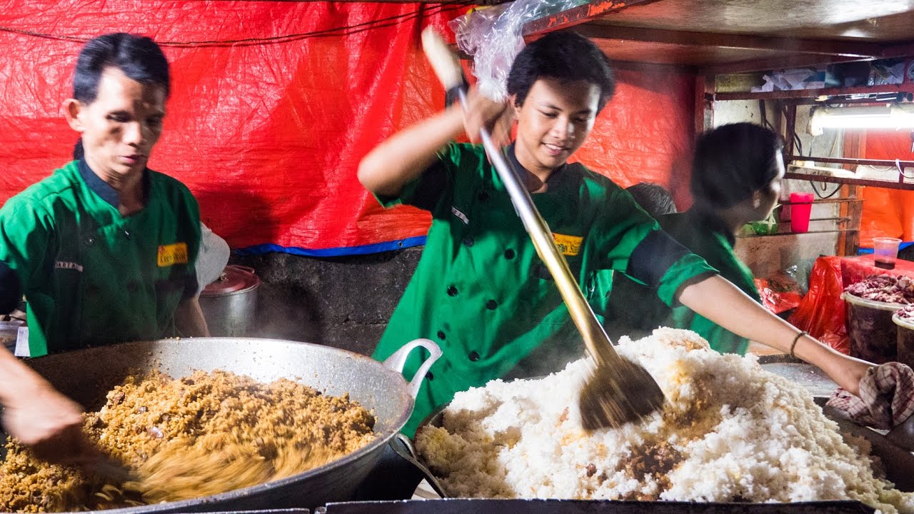Indonesian Street Food - GIANT Fried Rice in Jakarta, Indonesia (Nasi Goreng Kambing Kebon Sirih)