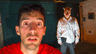 HAY UN ACOSADOR CON CABEZA DE CERDO EN MI CASA