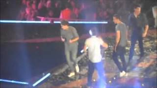 Zayn Malik From One Direction Falls Over