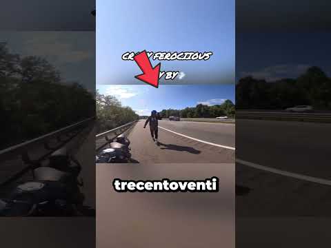 I motociclisti scappano dalla polizia in pieno giorno!