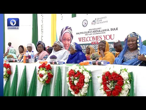 First Lady Distributes Palliatives To Elderly Residents In Nasarawa State