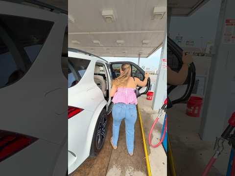 Nos invitaron a un cumpleaños!! 🥳 y terminamos arreglándonos en un baño de gasolinera. 🤭😂😱