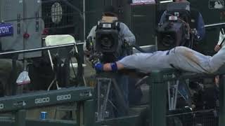 🤯 Justin Turner’s WILD catch over the railing!