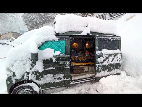 軽バンの荷室に秘密基地作って豪雪地帯で車中泊