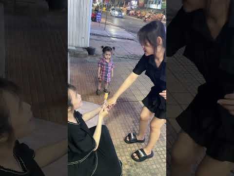 Cô bé tội nghiệp và chị bán kẹo tốt bụng