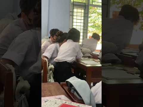 Lặng nhìn em phía sau...
