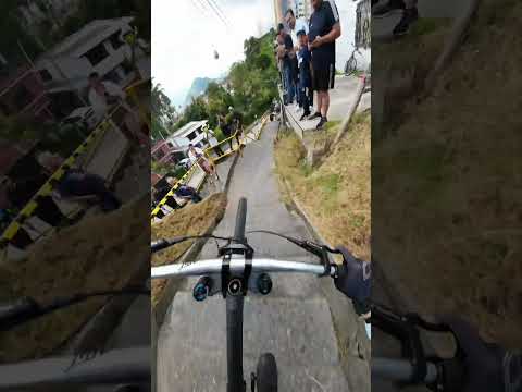 ENFERMO DESCENSO URBANO EN BICICLETA