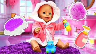 Facciamo il bagnetto alla bambola! 🛁🧼 Video e giochi per bambini piccoli