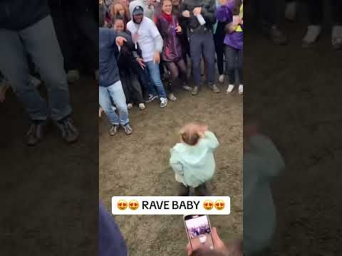 She’s got moves 😍 #dimitrivegasandlikemike #techno #rave #ravelife #dj #electronicmusic