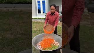 បាយឆាគ្រឿងសមុទ្រមួយខ្ទះធំចែកក្មេងៗនិងអ្នកភូមិហូប